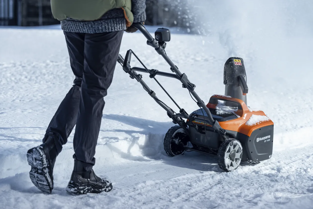 Akutoitel lumepuhur Husqvarna ST 143i (ilma aku ja laadijata)