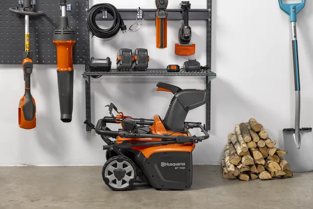 Akutoitel lumepuhur Husqvarna ST 143i (ilma aku ja laadijata)