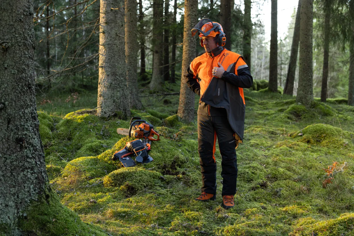 Metsatöövest Husqvarna Technical