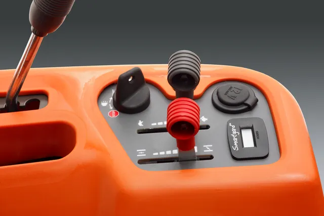 Kodukasutuse raider Husqvarna R 214Ts