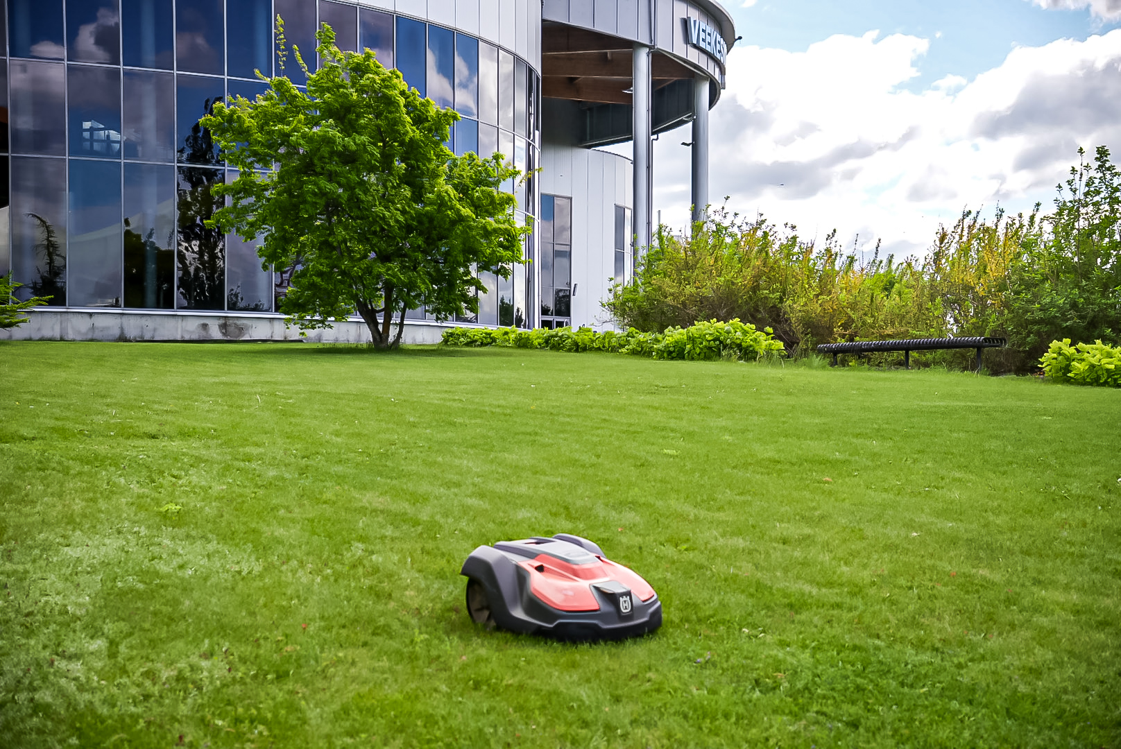 Pärnakad hakkavad sellega juba harjuma, et linna avalikus ruumis on palju Husqvarna Automower robotniidukeid. Ja tuleb järjest juurde. Kuhu ja miks ja kuidas, l